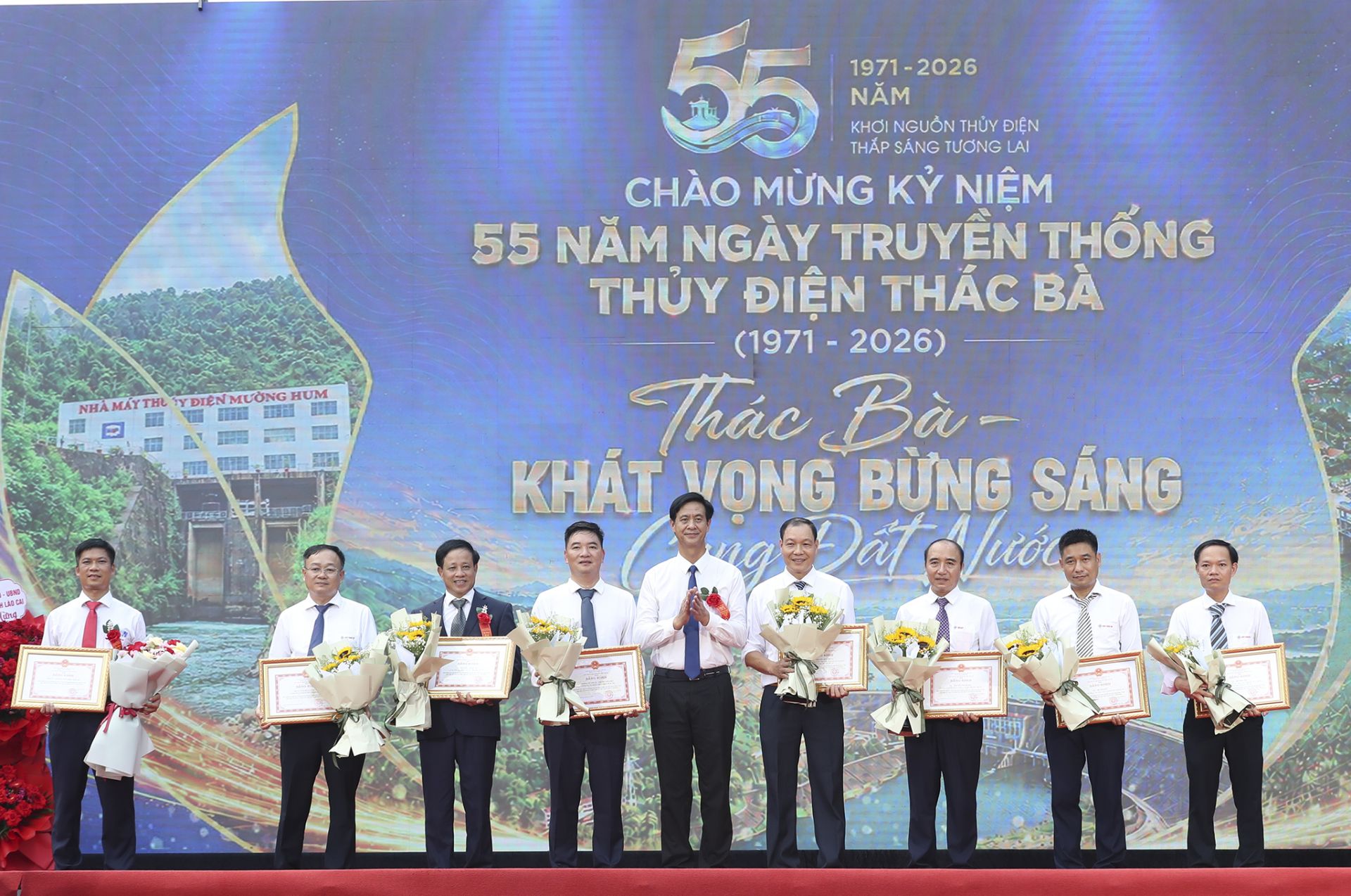 Phó Chủ tịch UBND tỉnh Lào Cai - Phan Trung Bá tặng bằng khen của UBND tỉnh Lào Cai cho công ty và các tập thể, cá nhân có thành tích xuất sắc trong quá trình xây dựng và phát triển công ty Phó Chủ tịch UBND tỉnh Lào Cai - Phan Trung Bá tặng bằng khen của UBND tỉnh Lào Cai cho công ty và các tập thể, cá nhân có thành tích xuất sắc trong quá trình xây dựng và phát triển công ty