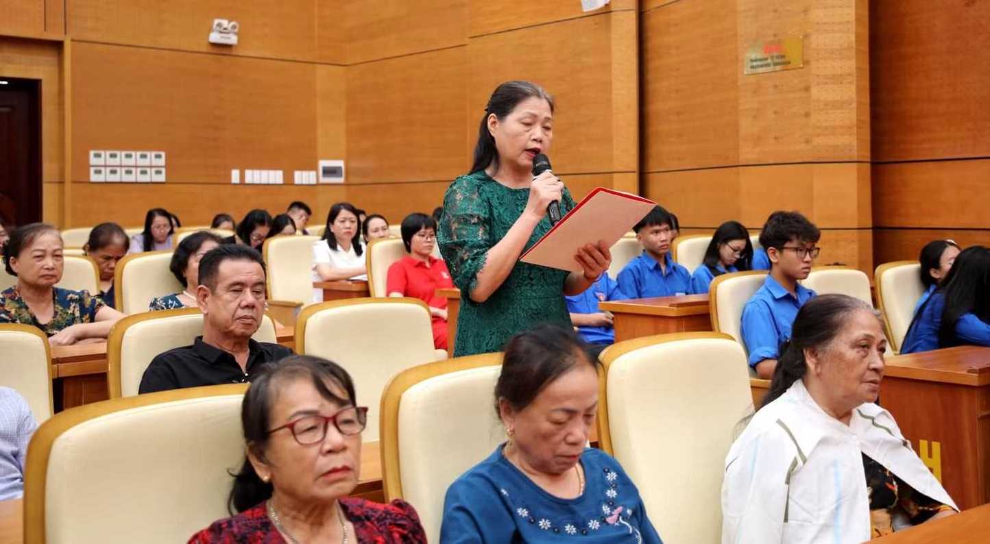 Cử tri trình bày ý kiến tại hội nghị Cử tri trình bày ý kiến tại hội nghị
