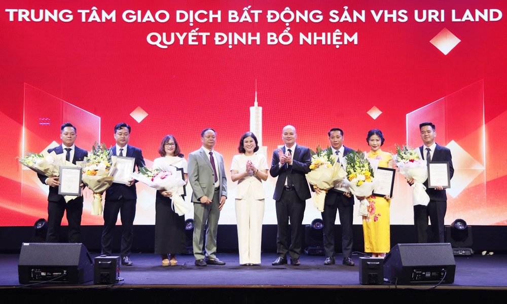 Ban lãnh đạo Trung tâm giao dịch bất động sản VHS-URI LAND ra mắt. Ban lãnh đạo Trung tâm giao dịch bất động sản VHS-URI LAND ra mắt.