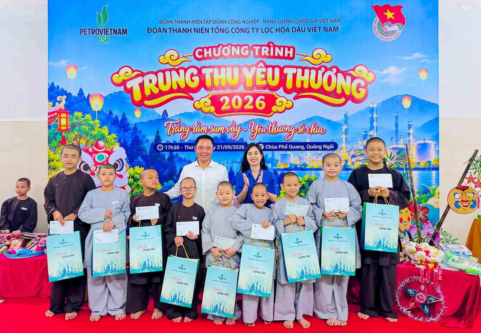 L&atilde;nh đạo BSR v&agrave; Đo&agrave;n vi&ecirc;n Thanh ni&ecirc;n BSR trao tặng c&aacute;c phần qu&agrave; cho c&aacute;c em nhỏ mồ c&ocirc;i tại ch&ugrave;a Phổ Quang