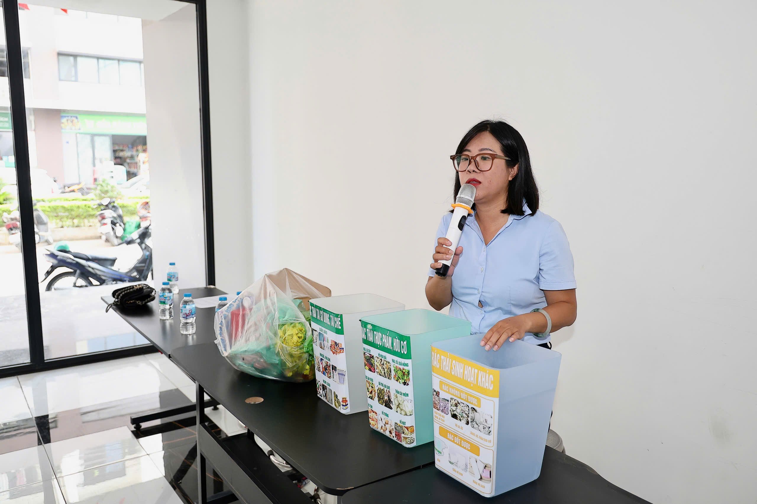 Hướng dẫn ph&acirc;n loại r&aacute;c.