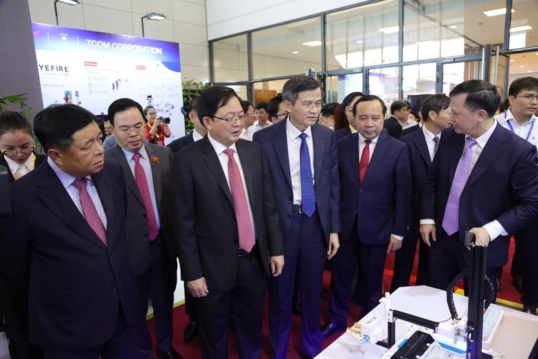 C&aacute;c đồng ch&iacute; l&atilde;nh đạo tham quan kh&ocirc;ng gian triển l&atilde;m, trải nghiệm v&agrave; kết nối c&oacute; sự tham gia của 150 gian h&agrave;ng trong nước v&agrave; quốc tế - Ảnh: chinhphu.vn/Gia Huy