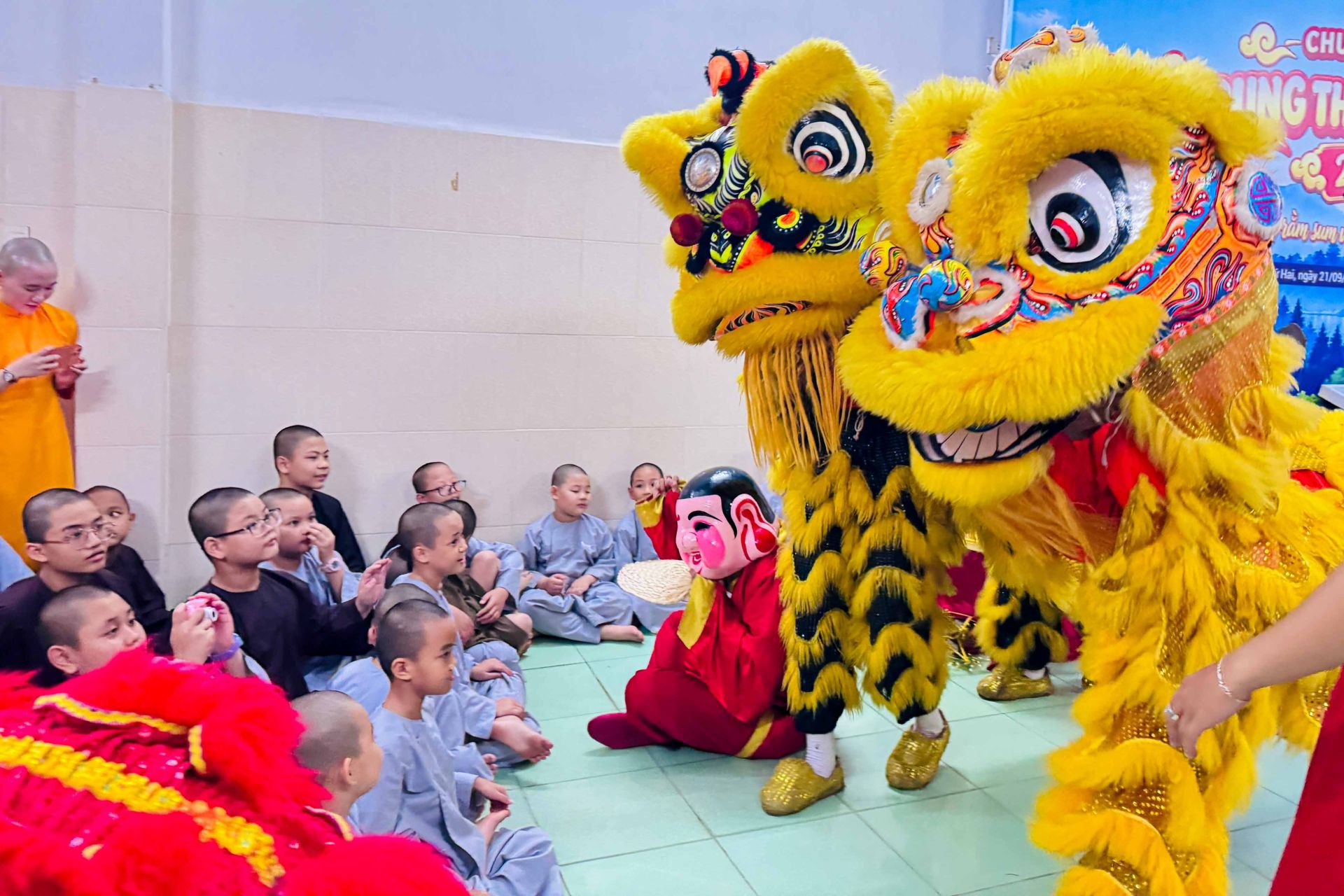 C&aacute;c em nhỏ th&iacute;ch th&uacute; tr&ecirc;u đ&ugrave;a với những ch&uacute; l&acirc;n