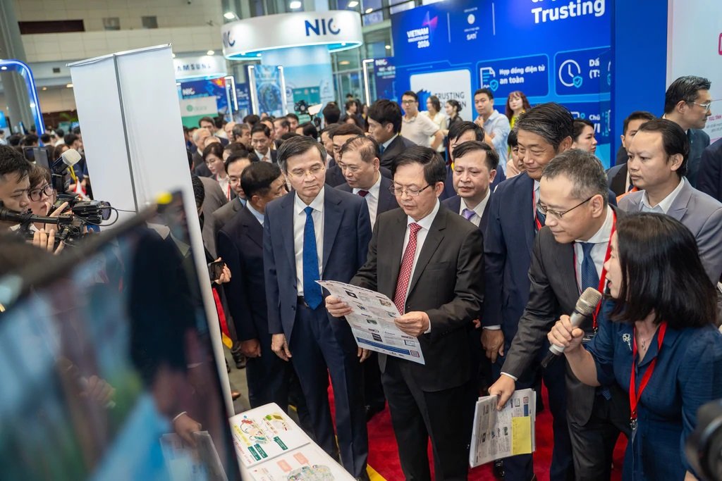 Phó Thủ tướng Hồ Quốc Dũng cùng đoàn đại biểu tham quan gian hàng tại Ngày hội Đổi mới sáng tạo Quốc gia. Phó Thủ tướng Hồ Quốc Dũng cùng đoàn đại biểu tham quan gian hàng tại Ngày hội Đổi mới sáng tạo Quốc gia.