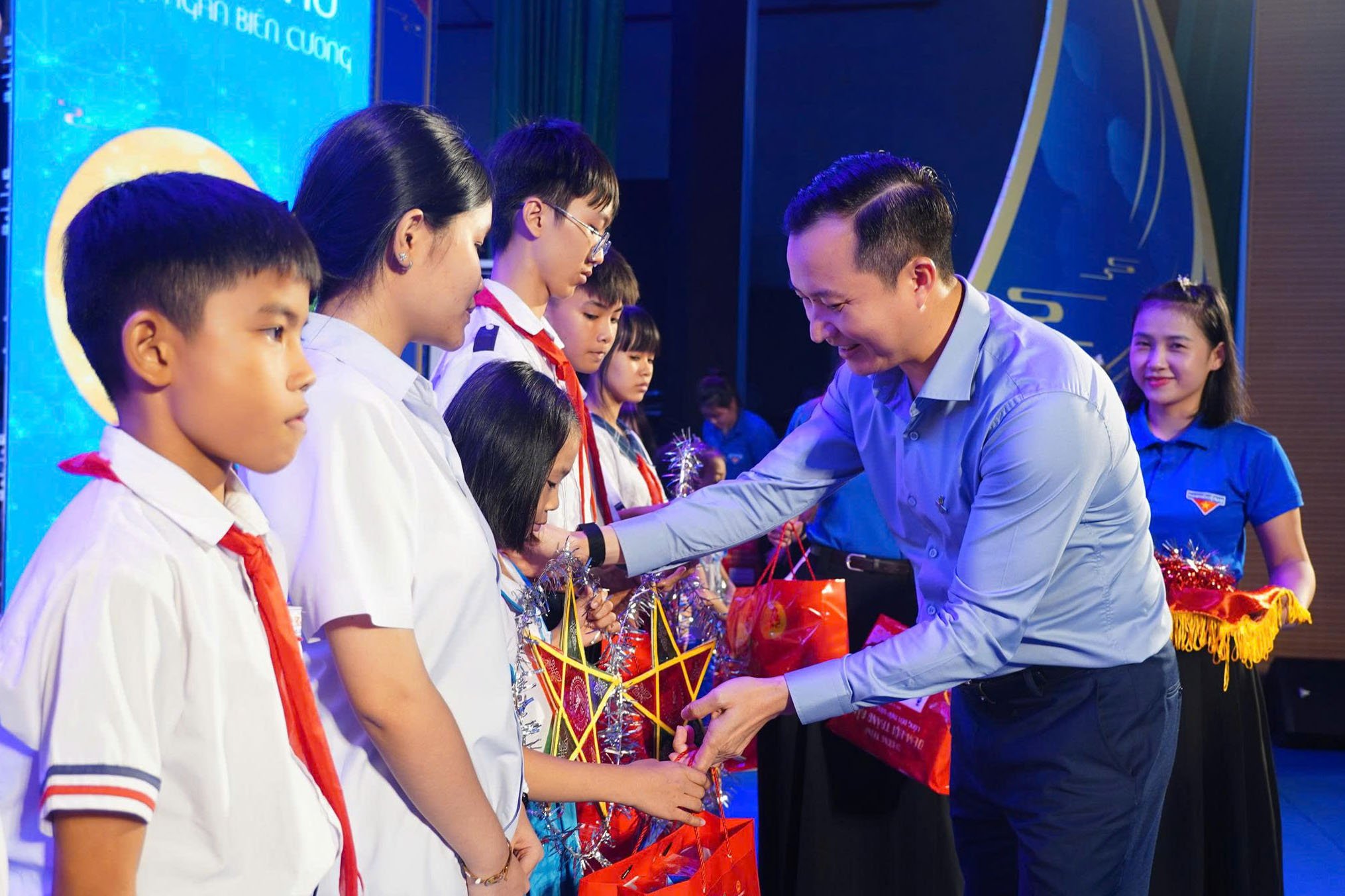 Ph&oacute; Tổng Gi&aacute;m đốc BSR Phạm Minh Nghĩa d&agrave;nh tặng c&aacute;c phần qu&agrave; hỗ trợ cho c&aacute;c em học sinh vượt kh&oacute; vươn l&ecirc;n trong học tập