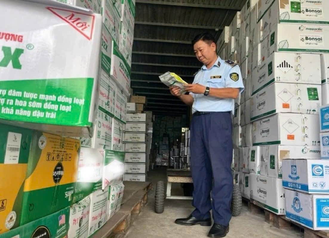 Lực lượng QLTT kiểm tra phân bón tại Công ty V.H.D. (Ảnh: QLTT) Lực lượng QLTT kiểm tra phân bón tại Công ty V.H.D. (Ảnh: QLTT)