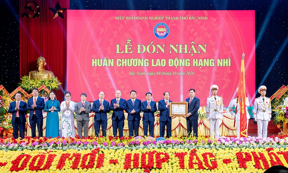 Thừa uỷ quyền Chủ tịch nước, Bí thư Thành ủy Nguyễn Hồng Thái trao Huân chương Lao động hạng Nhì cho Hiệp hội. Thừa uỷ quyền Chủ tịch nước, Bí thư Thành ủy Nguyễn Hồng Thái trao Huân chương Lao động hạng Nhì cho Hiệp hội.