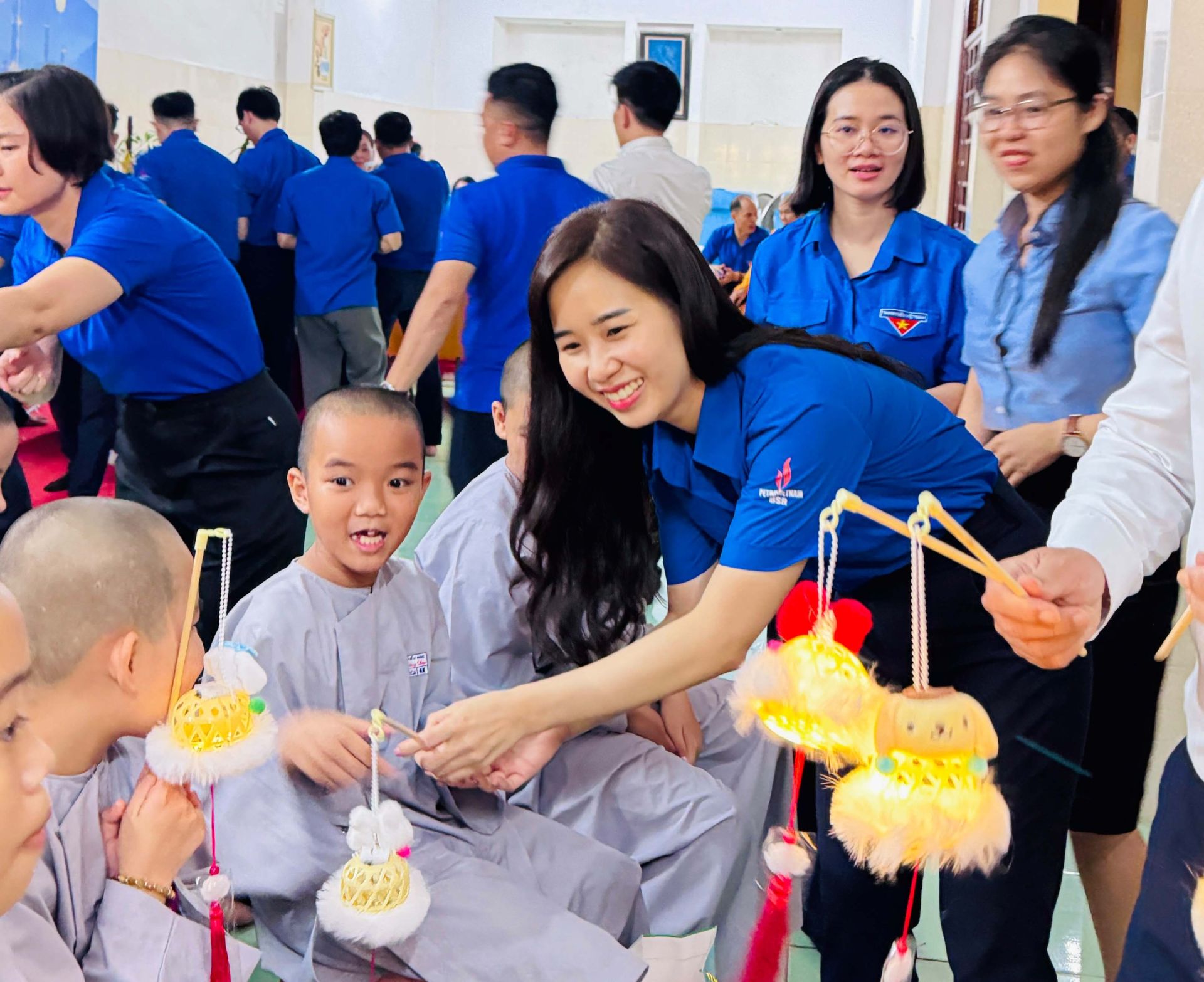 B&iacute; thư Đo&agrave;n Thanh ni&ecirc;n BSR Nguyễn Lan Hương c&ugrave;ng c&aacute;c em nhỏ vui chơi, c&ugrave;ng rước đ&egrave;n Trung thu