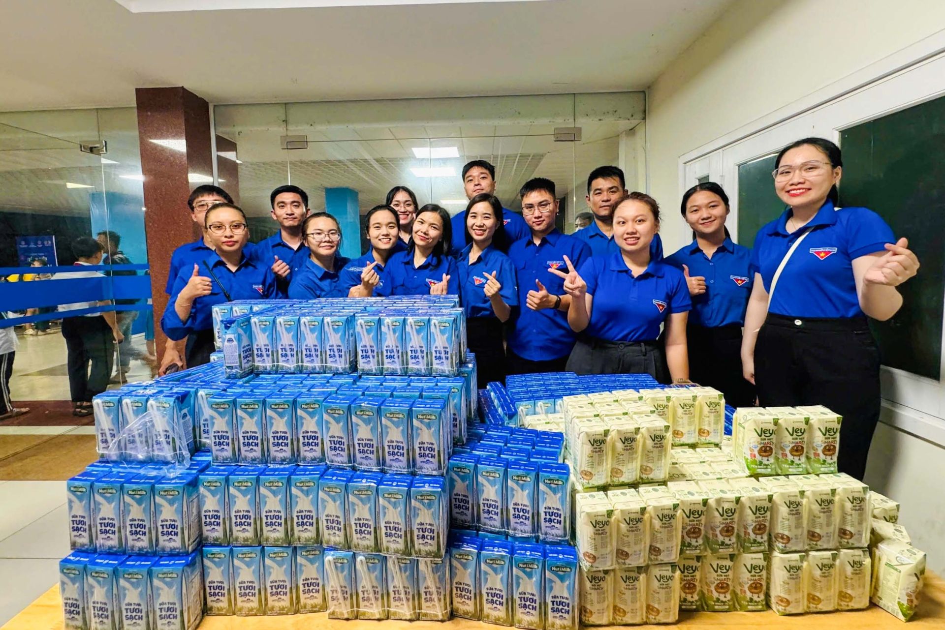 C&aacute;c Đo&agrave;n vi&ecirc;n Thanh ni&ecirc;n BSR chuẩn bị c&aacute;c phần qu&agrave; cho c&aacute;c em thiếu nhi