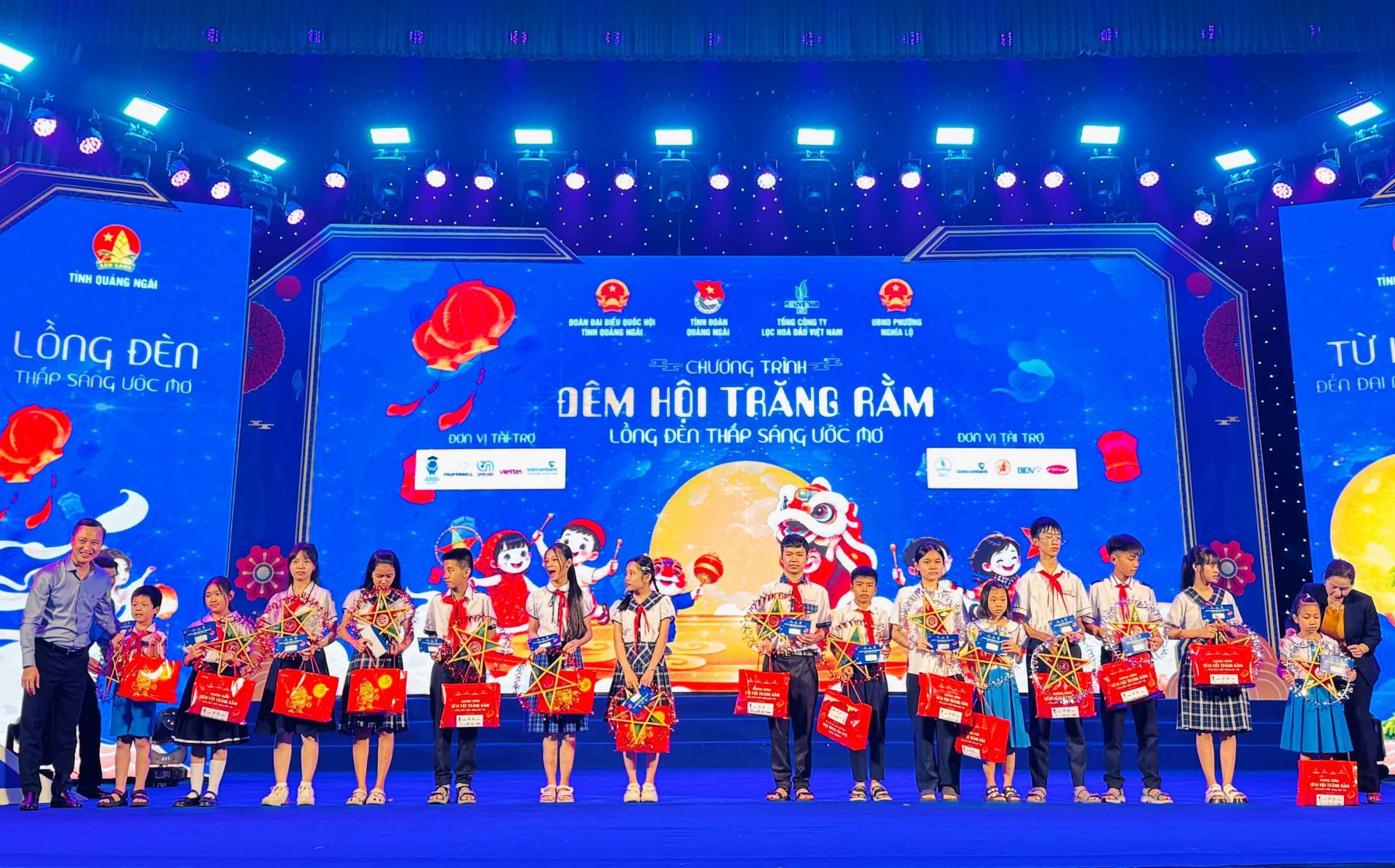 BSR cũng phối hợp c&ugrave;ng Đo&agrave;n Đại biểu Quốc hội tỉnh Quảng Ng&atilde;i, Tỉnh đo&agrave;n Quảng Ng&atilde;i v&agrave; UBND Phường Nghĩa Lộ tổ chức đ&ecirc;m hội Trăng rằm, tạo s&acirc;n chơi vui tươi, bổ &iacute;ch cho c&aacute;c em thiếu nhi