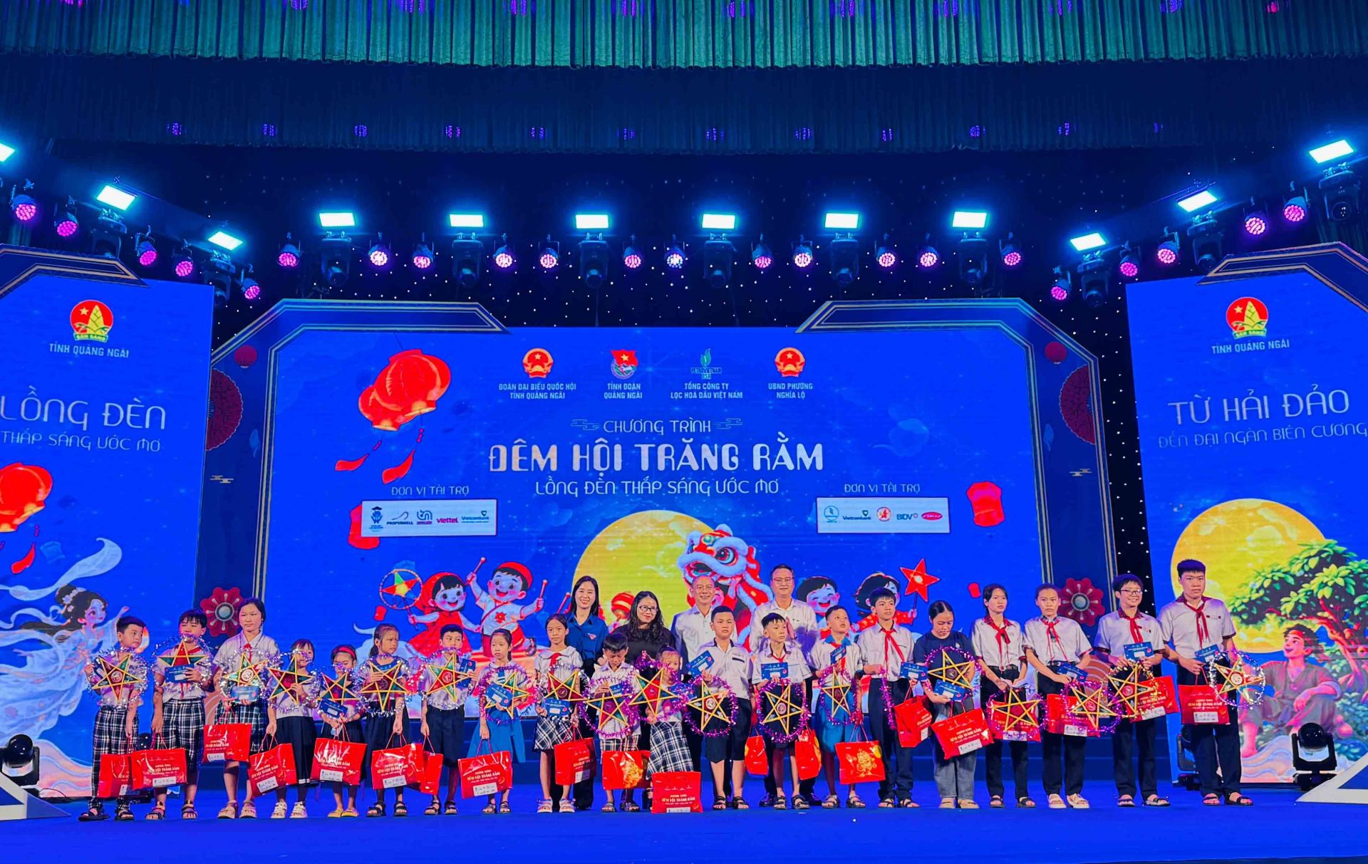 C&aacute;c em nhỏ c&oacute; ho&agrave;n cảnh đặc biệt đ&oacute;n nhận c&aacute;c phần qu&agrave; &yacute; nghĩa, ấm &aacute;p dịp Tết Trung thu năm 2026