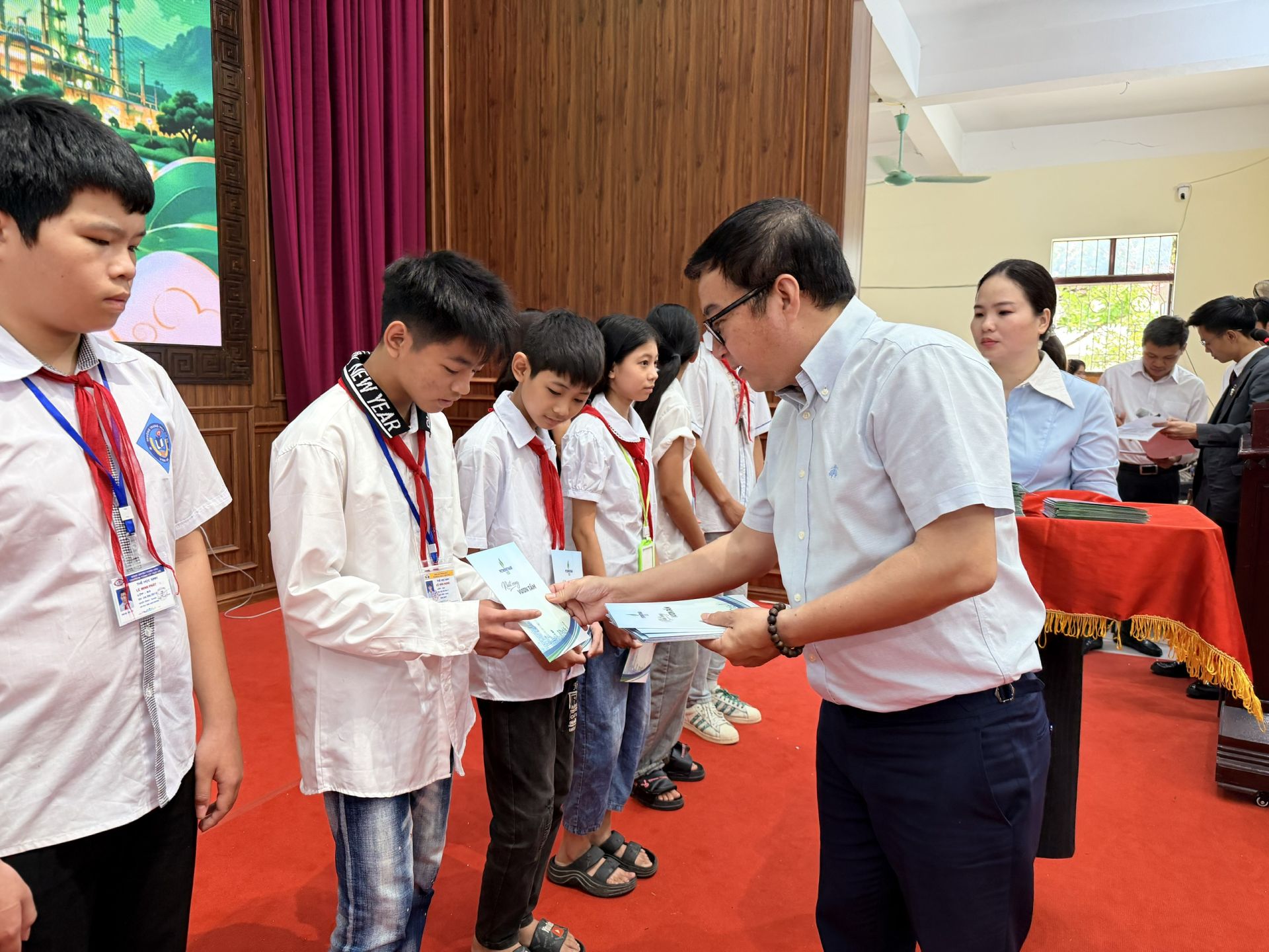 Tổng Gi&aacute;m đốc BSR Nguyễn Việt Thắng trao qu&agrave; trung thu cho c&aacute;c em học sinh c&oacute; ho&agrave;n cảnh kh&oacute; khăn học giỏi