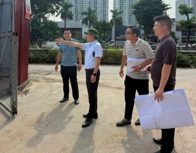Lãnh đạo phường Hoàng Liệt kiểm tra công tác giải phóng mặt bằng của dự án. Ảnh: TA Lãnh đạo phường Hoàng Liệt kiểm tra công tác giải phóng mặt bằng của dự án. Ảnh: TA
