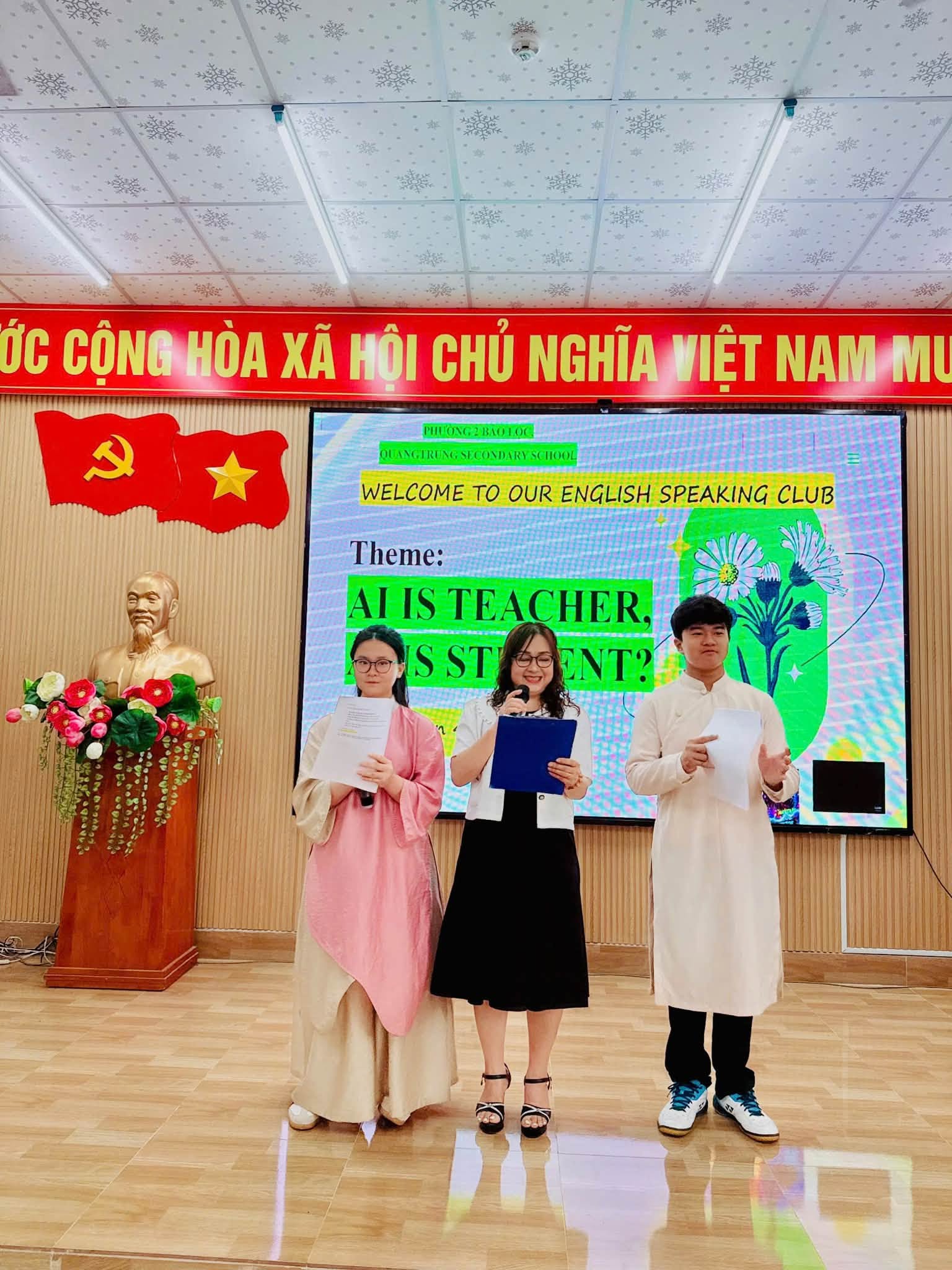 Câu lạc bộ Tiếng Anh Trường THCS Quang Trung, Phường 2 Bảo Lộc đã chính thức bắt đầu sinh hoạt với chủ đề “AI is Teacher, AI is Student?”. (Ảnh: Trường THCS Quang Trung) Câu lạc bộ Tiếng Anh Trường THCS Quang Trung, Phường 2 Bảo Lộc đã chính thức bắt đầu sinh hoạt với chủ đề “AI is Teacher, AI is Student?”. (Ảnh: Trường THCS Quang Trung)