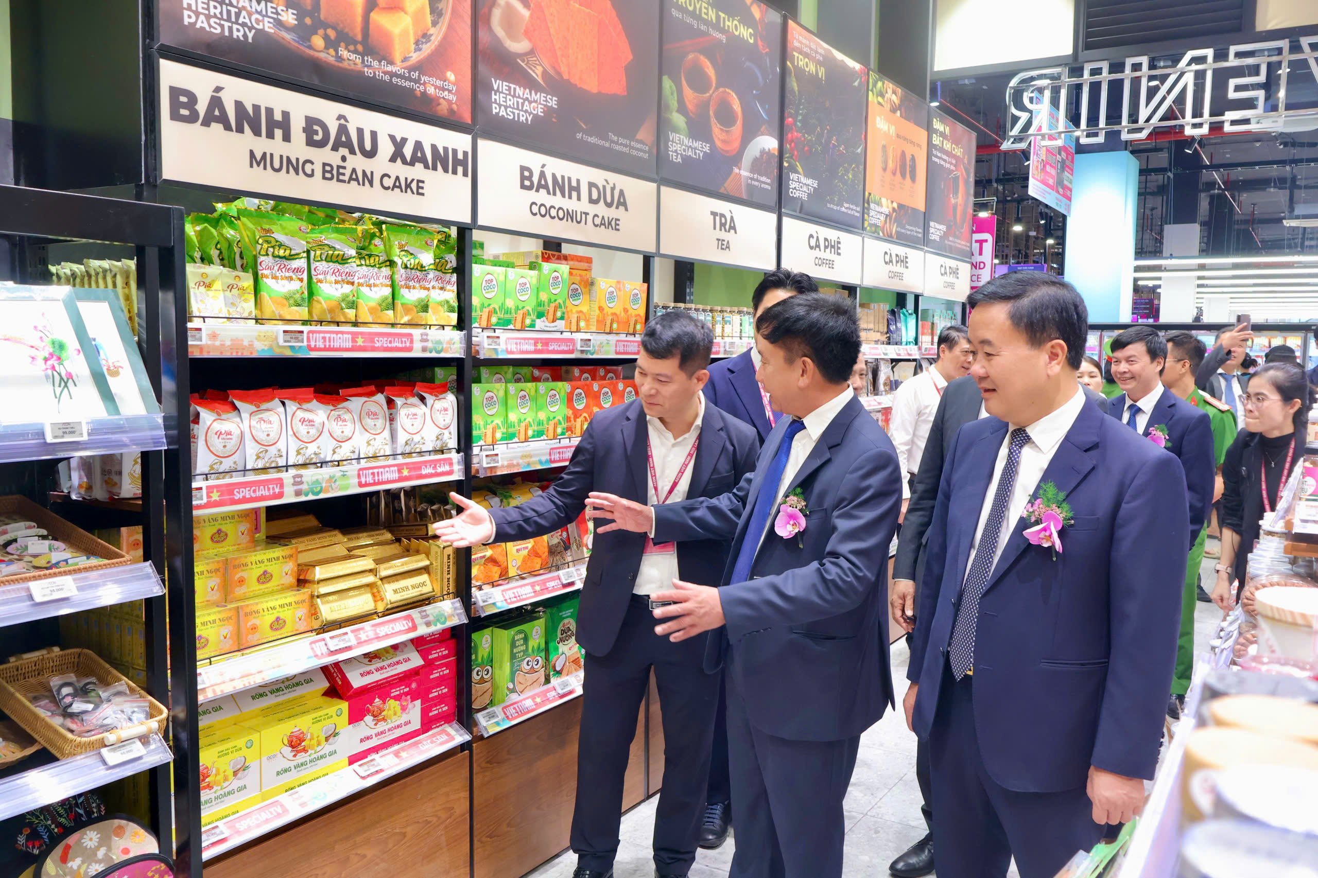 Lãnh đạo thành phố và đại biểu tham quan khu vực mua sắm tại Trung tâm thương mại AEON Hải Dương. Lãnh đạo thành phố và đại biểu tham quan khu vực mua sắm tại Trung tâm thương mại AEON Hải Dương.