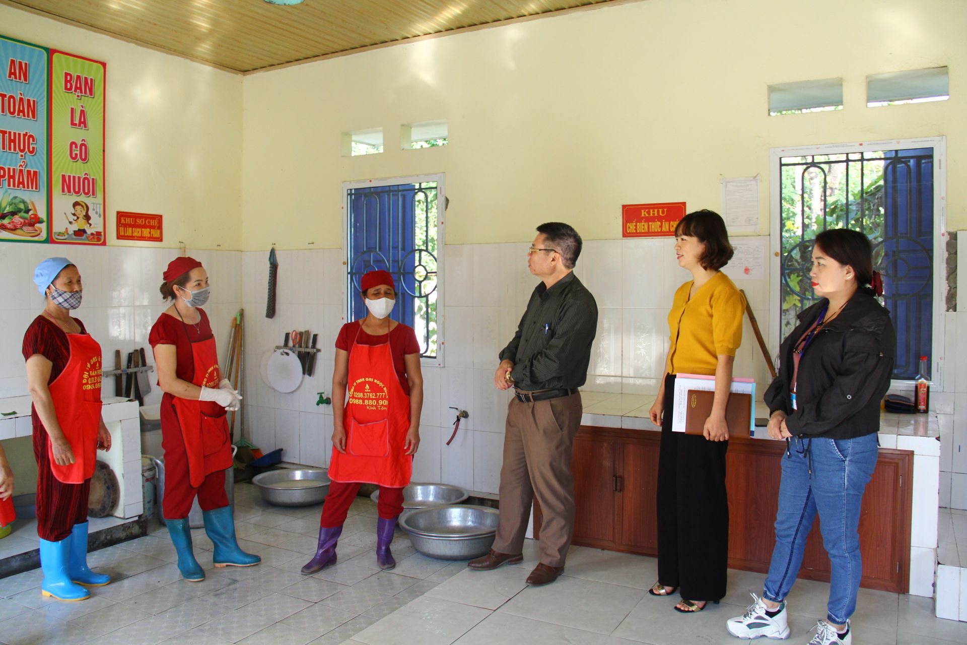 L&atilde;nh đạo Chi cục An to&agrave;n vệ sinh thực phẩm tỉnh Th&aacute;i Nguy&ecirc;n tuy&ecirc;n truyền, phổ biến cho nh&acirc;n vi&ecirc;n nấu bếp Trường Mầm non Việt Đức (phường Thắng Lợi, TP. S&ocirc;ng C&ocirc;ng) về thực h&agrave;nh tốt vệ sinh an to&agrave;n thực phẩm. Ảnh: thainguyen.gov.vn