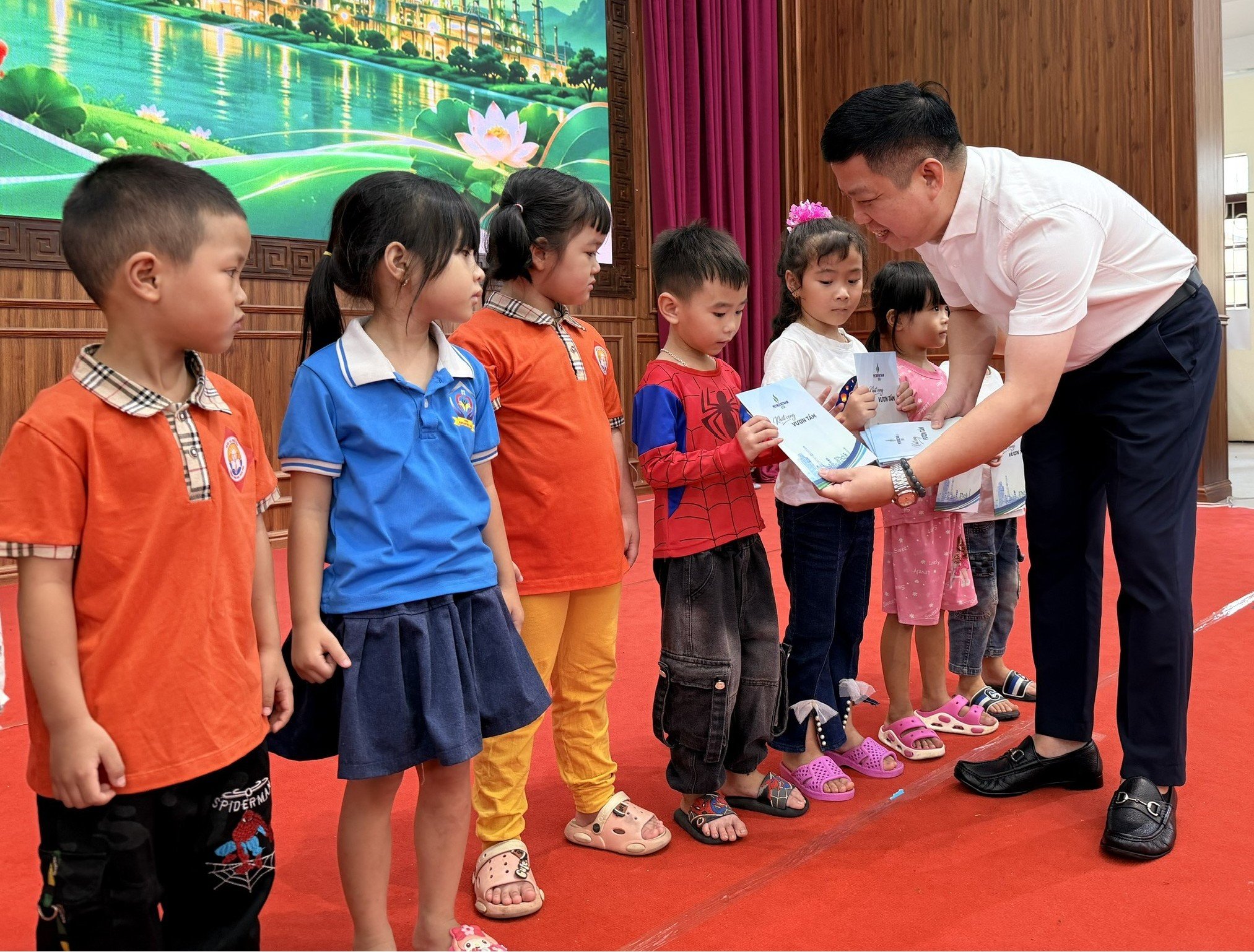Đại diện c&aacute;c ban chuy&ecirc;n m&ocirc;n tại BSR gửi lời ch&uacute;c đến c&aacute;c em học sinh kh&oacute; khăn dịp Tết Trung thu 2026