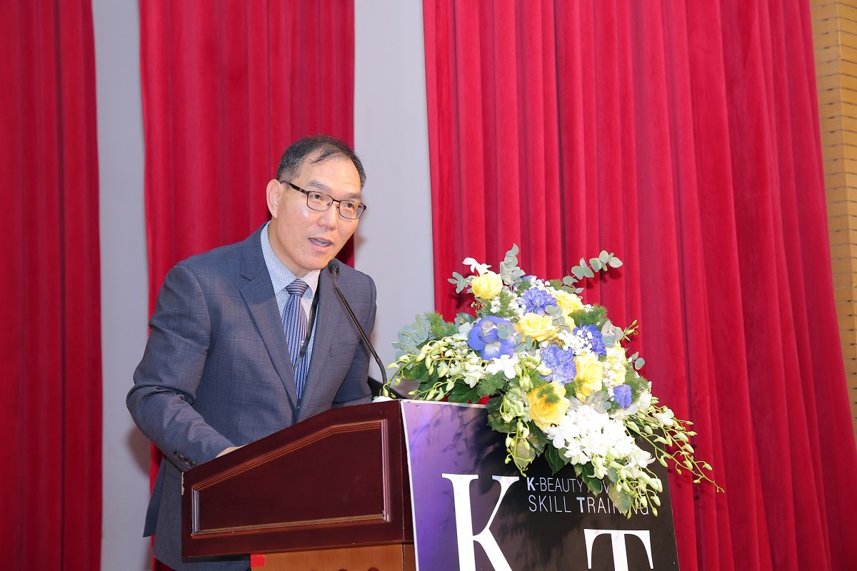 Ông Kim Hong Cheol - Giám đốc Trung tâm Hỗ trợ đào tạo thiết bị y tế Hàn Quốc TP. Seongnam Ông Kim Hong Cheol - Giám đốc Trung tâm Hỗ trợ đào tạo thiết bị y tế Hàn Quốc TP. Seongnam