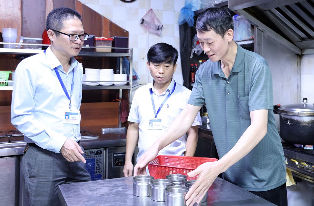 Đoàn kiểm tra Chi cục An toàn thực phẩm kiểm tra đột xuất một cơ sở kinh doanh dịch vụ ăn uống tại phường Võ Cường. Đoàn kiểm tra Chi cục An toàn thực phẩm kiểm tra đột xuất một cơ sở kinh doanh dịch vụ ăn uống tại phường Võ Cường.