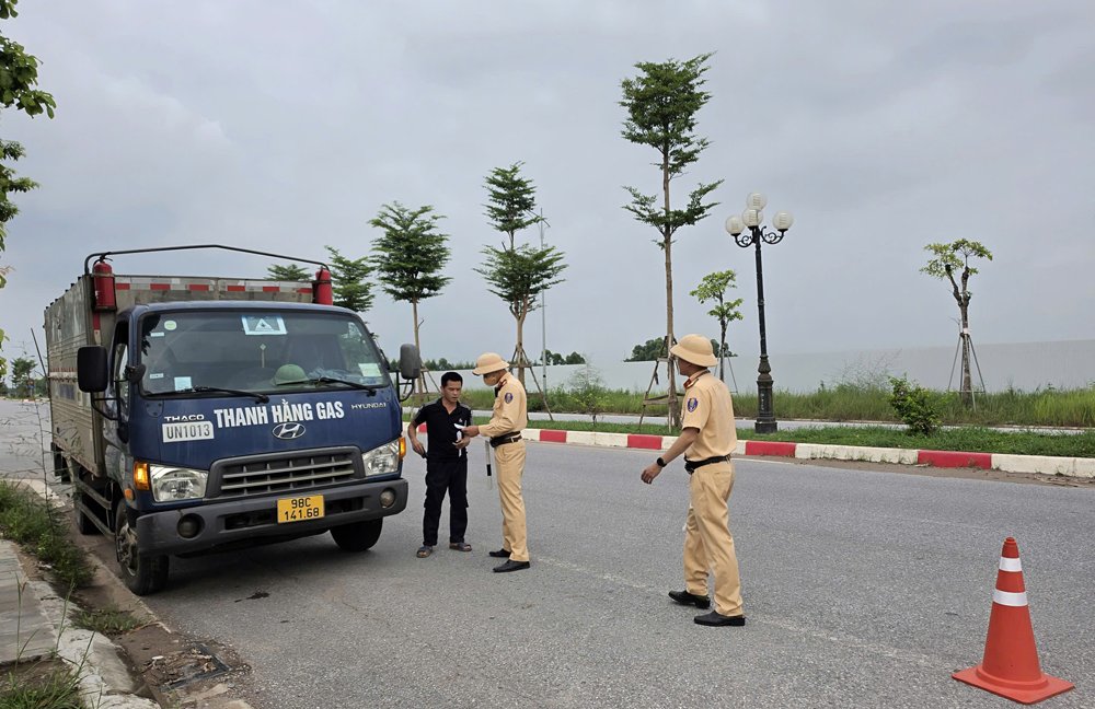 C&aacute;n bộ Đội Cảnh s&aacute;t giao th&ocirc;ng đường bộ số 3, Ph&ograve;ng Cảnh s&aacute;t giao th&ocirc;ng, C&ocirc;ng an th&agrave;nh phố thực hiện chuy&ecirc;n đề kiểm tra, xử l&yacute; xe tải, xe kh&aacute;ch tại địa b&agrave;n phường Bắc Giang.