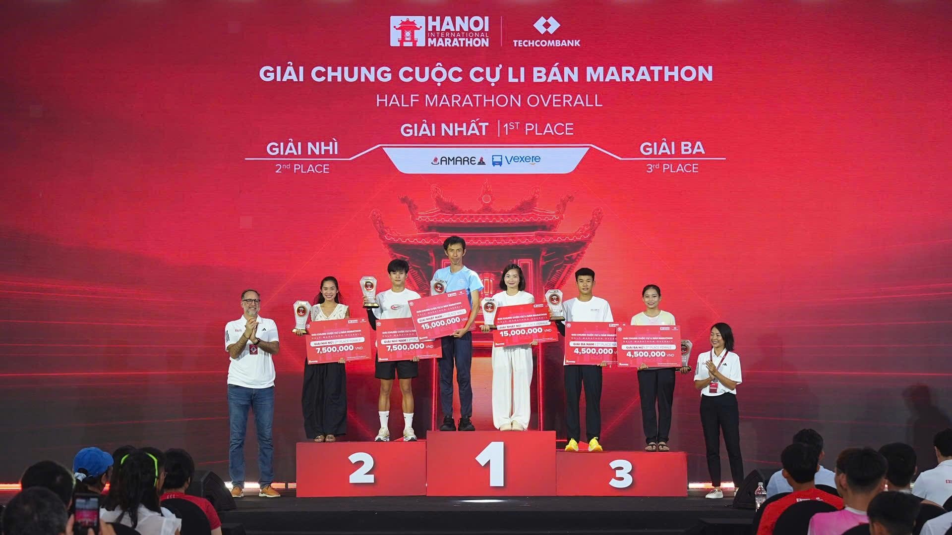 Bà Anh Võ, Tổng Giám đốc công ty Sunrise Events Vietnam (góc phải ngoài cùng) cùng ông Rob Zamacona (góc trái ngoài cùng) trao giải cho top 3 chung cuộc cự ly Bán Marathon