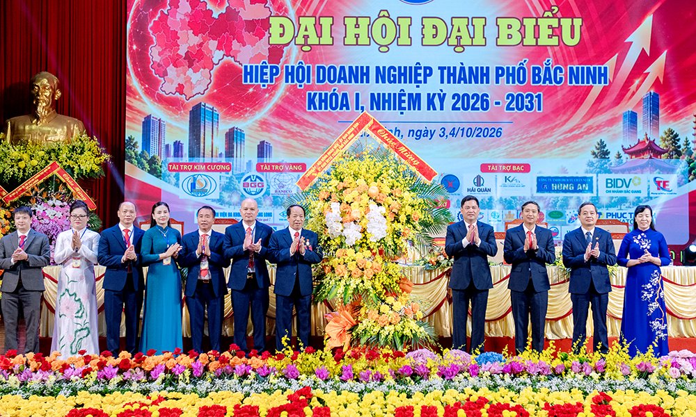 Bí thư Thành ủy Nguyễn Hồng Thái và các đồng chí lãnh đạo thành phố tặng hoa chúc mừng Đại hội. Bí thư Thành ủy Nguyễn Hồng Thái và các đồng chí lãnh đạo thành phố tặng hoa chúc mừng Đại hội.