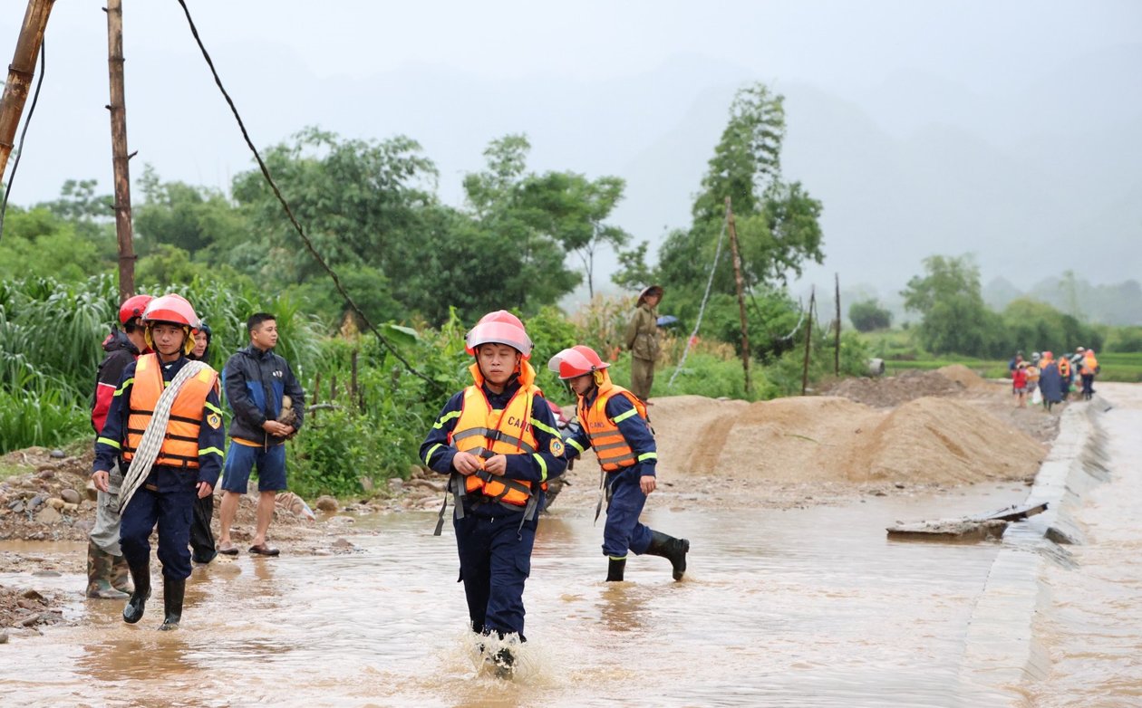 Sở N&ocirc;ng nghiệp v&agrave; M&ocirc;i trường tỉnh Sơn La đề nghị c&aacute;c địa phương theo d&otilde;i chặt chẽ diễn biến thời tiết; r&agrave; so&aacute;t khu vực ven s&ocirc;ng, suối, v&ugrave;ng trũng thấp, nơi c&oacute; nguy cơ cao xảy ra lũ qu&eacute;t, sạt lở đất. Ảnh: congan.sonla.gov.vn