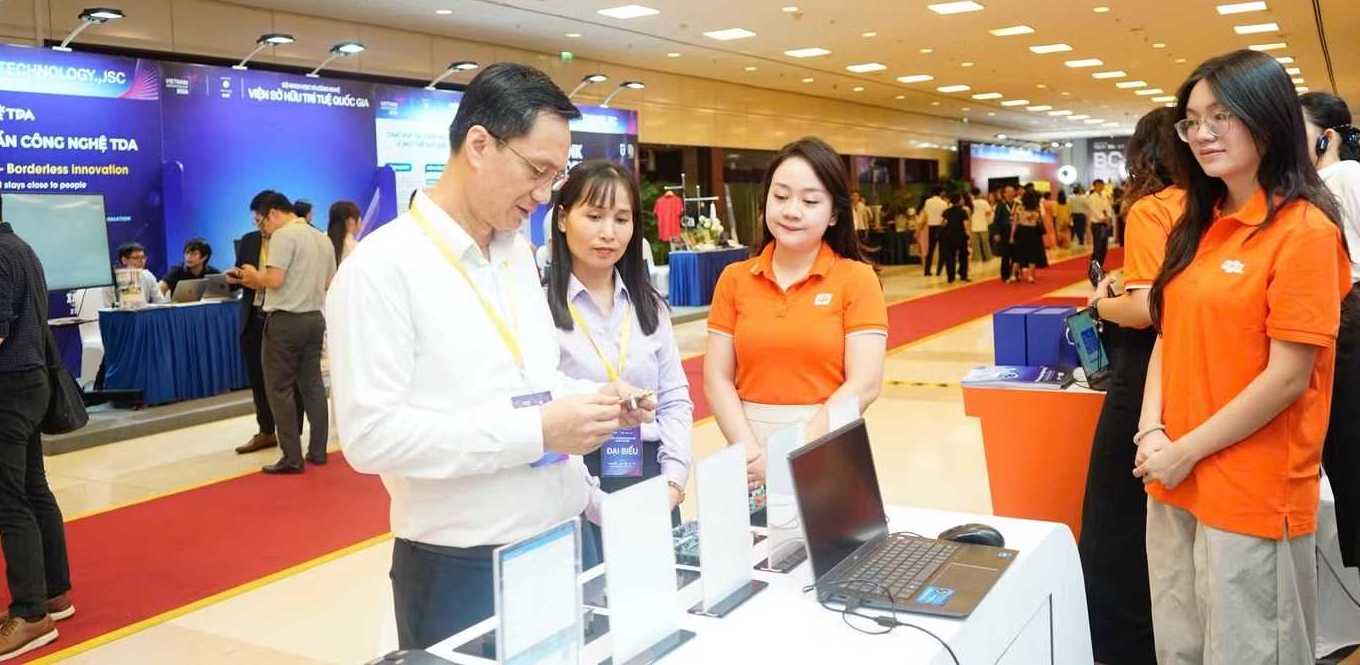 Các đại biểu Quảng Ninh tham quan, tìm hiểu các gian hàng trưng bày, giới thiệu sản phẩm KHCN, đổi mới sáng tạo trong khuôn khổ buổi lễ Các đại biểu Quảng Ninh tham quan, tìm hiểu các gian hàng trưng bày, giới thiệu sản phẩm KHCN, đổi mới sáng tạo trong khuôn khổ buổi lễ