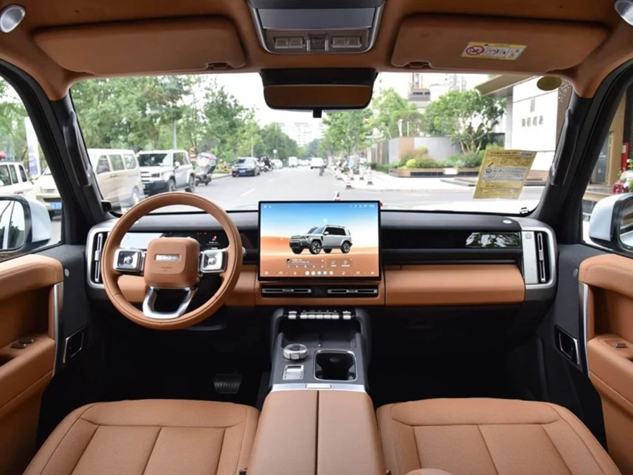 Phiên bản mới tiếp tục khai thác phong cách SUV hình hộp của V27, đồng thời tập trung nâng cấp khả năng chạy điện và sự thoải mái trong khoang lái Phiên bản mới tiếp tục khai thác phong cách SUV hình hộp của V27, đồng thời tập trung nâng cấp khả năng chạy điện và sự thoải mái trong khoang lái