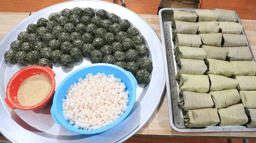 Gạo nếp cái hoa vàng được vo sạch, ngâm mềm, để ráo rồi xay thành bột. Bột nếp nhào cùng lá gai và mật mía đến khi hòa thành một khối đen bóng, mềm dẻo đồng đều. Gạo nếp cái hoa vàng được vo sạch, ngâm mềm, để ráo rồi xay thành bột. Bột nếp nhào cùng lá gai và mật mía đến khi hòa thành một khối đen bóng, mềm dẻo đồng đều.