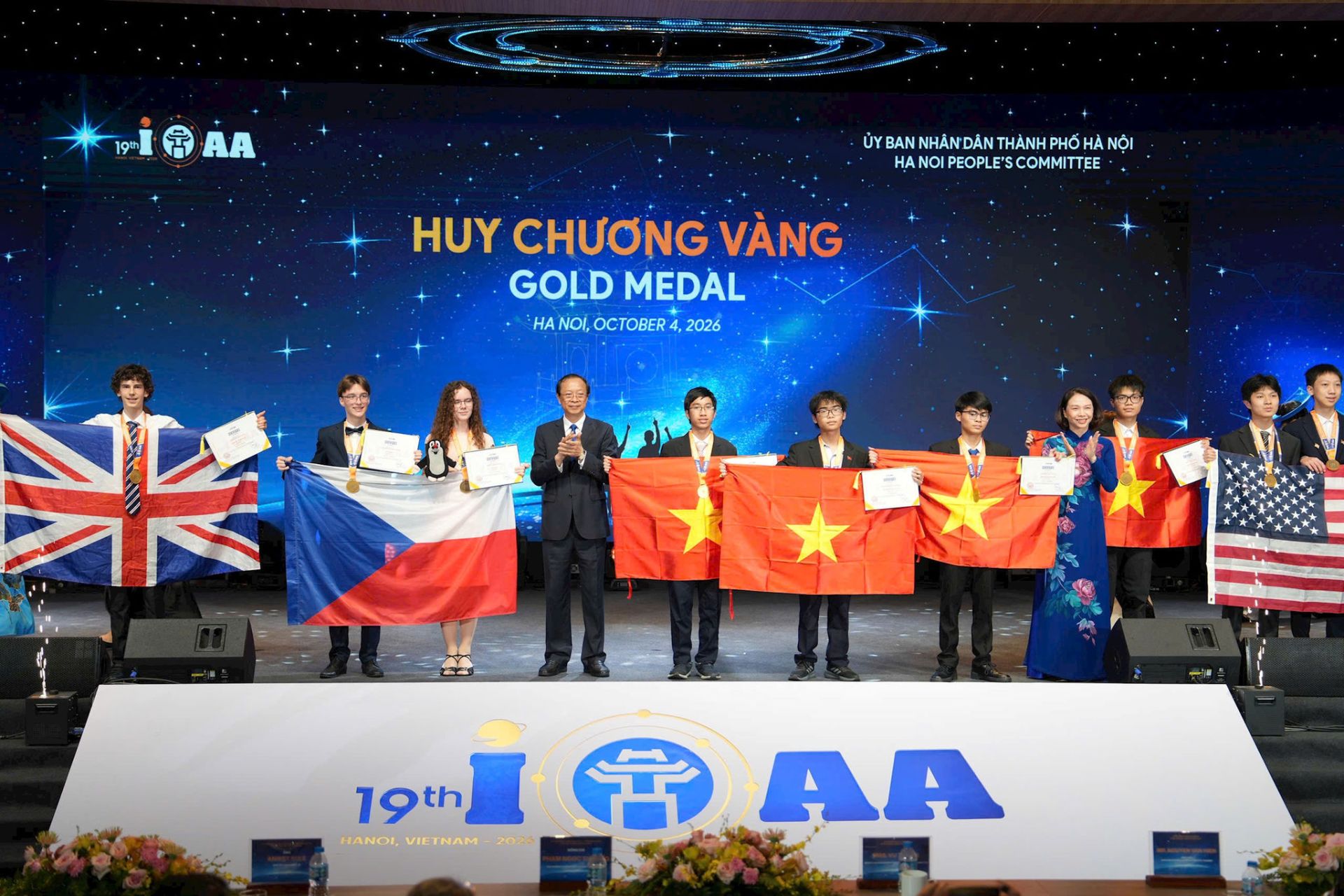 Thứ trưởng Thường trực Bộ GD-ĐT Phạm Ngọc Thưởng và Phó Chủ tịch UBND thành phố Hà Nội Vũ Thu Hà trao Huy chương Vàng tới các thí sinh. Ảnh: Ngọc Tú Thứ trưởng Thường trực Bộ GD-ĐT Phạm Ngọc Thưởng và Phó Chủ tịch UBND thành phố Hà Nội Vũ Thu Hà trao Huy chương Vàng tới các thí sinh. Ảnh: Ngọc Tú
