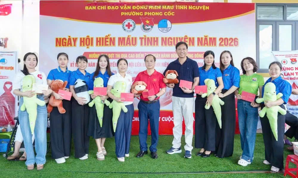 C&aacute;c t&igrave;nh nguyện vi&ecirc;n phường Phong Cốc sau khi ho&agrave;n th&agrave;nh việc hiến m&aacute;u được Ban tổ chức tặng hiện vật v&agrave; trao giấy chứng nhận hiến m&aacute;u t&igrave;nh nguyện