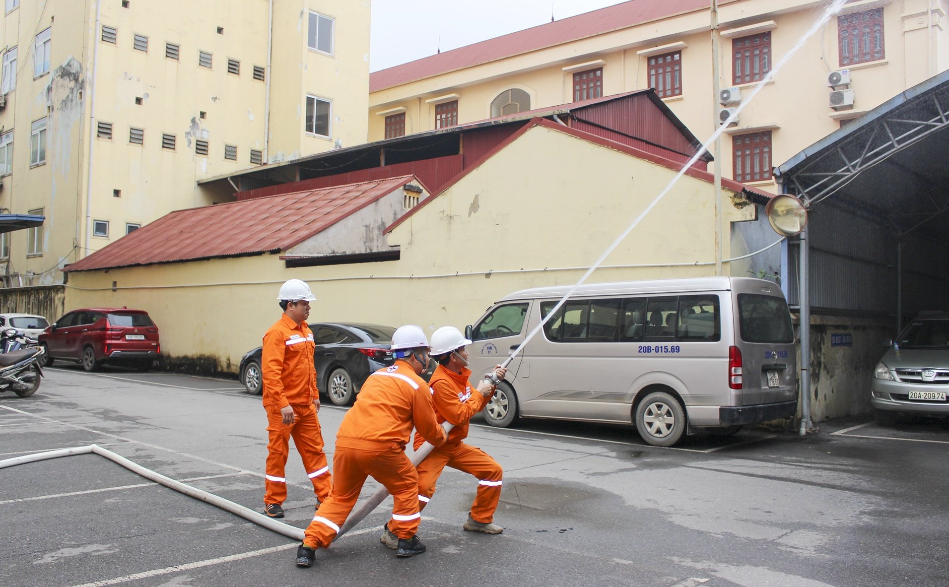 Cán bộ, công nhân viên Công ty Điện lực Thái Nguyên Thái Nguyên thực hành sử dụng phương tiện chữa cháy tại chỗ, chủ động kỹ năng xử lý ngay từ khi sự cố mới phát sinh Cán bộ, công nhân viên Công ty Điện lực Thái Nguyên Thái Nguyên thực hành sử dụng phương tiện chữa cháy tại chỗ, chủ động kỹ năng xử lý ngay từ khi sự cố mới phát sinh
