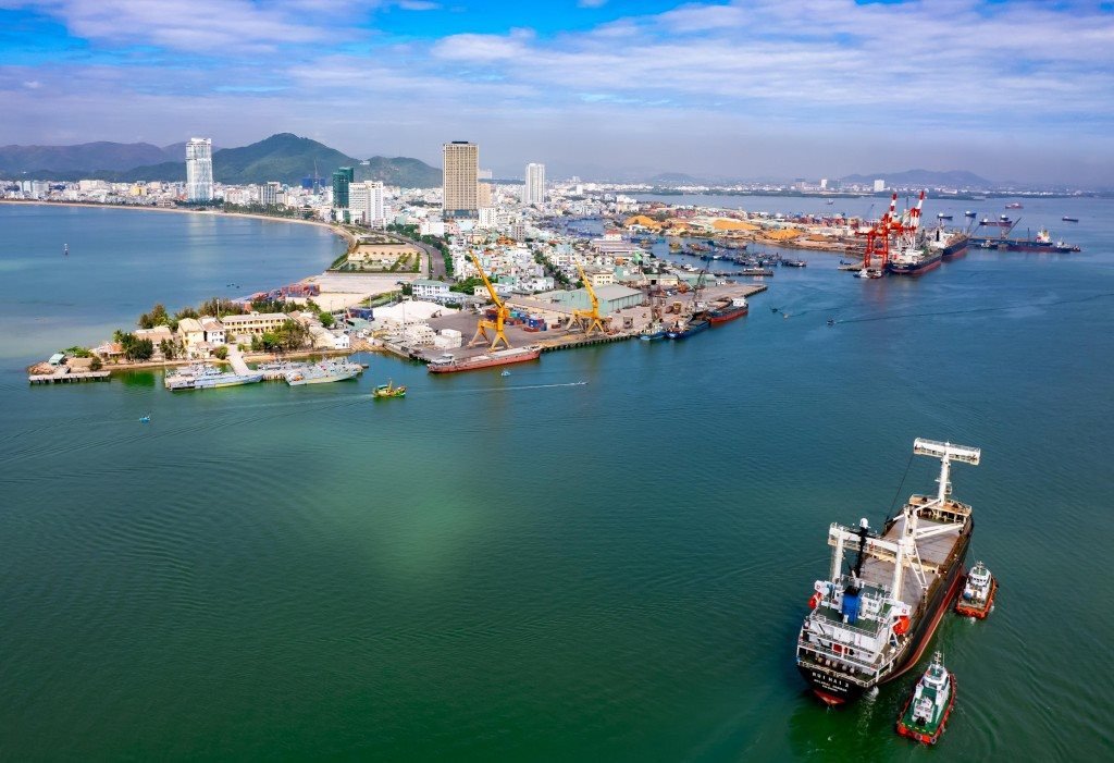 Không gian kinh tế biển được định hướng mở rộng sang logistics, năng lượng ngoài khơi, nuôi biển công nghệ cao và các ngành dịch vụ mới. Không gian kinh tế biển được định hướng mở rộng sang logistics, năng lượng ngoài khơi, nuôi biển công nghệ cao và các ngành dịch vụ mới.
