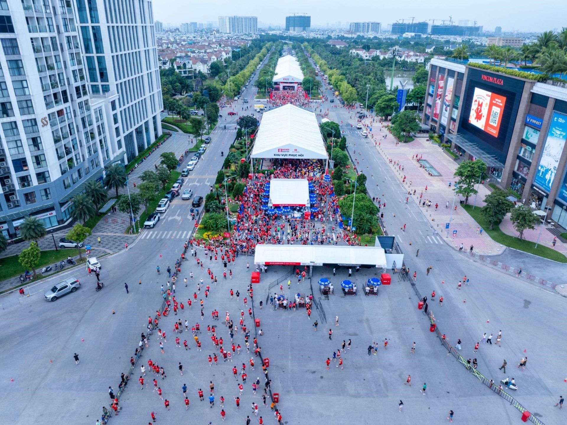 Làng Marathon tại Vinhomes Riverside Long Biên thu hút kỷ lục tới hơn 40.000 lượt người tham gia trong ba ngày từ 2-4/10
