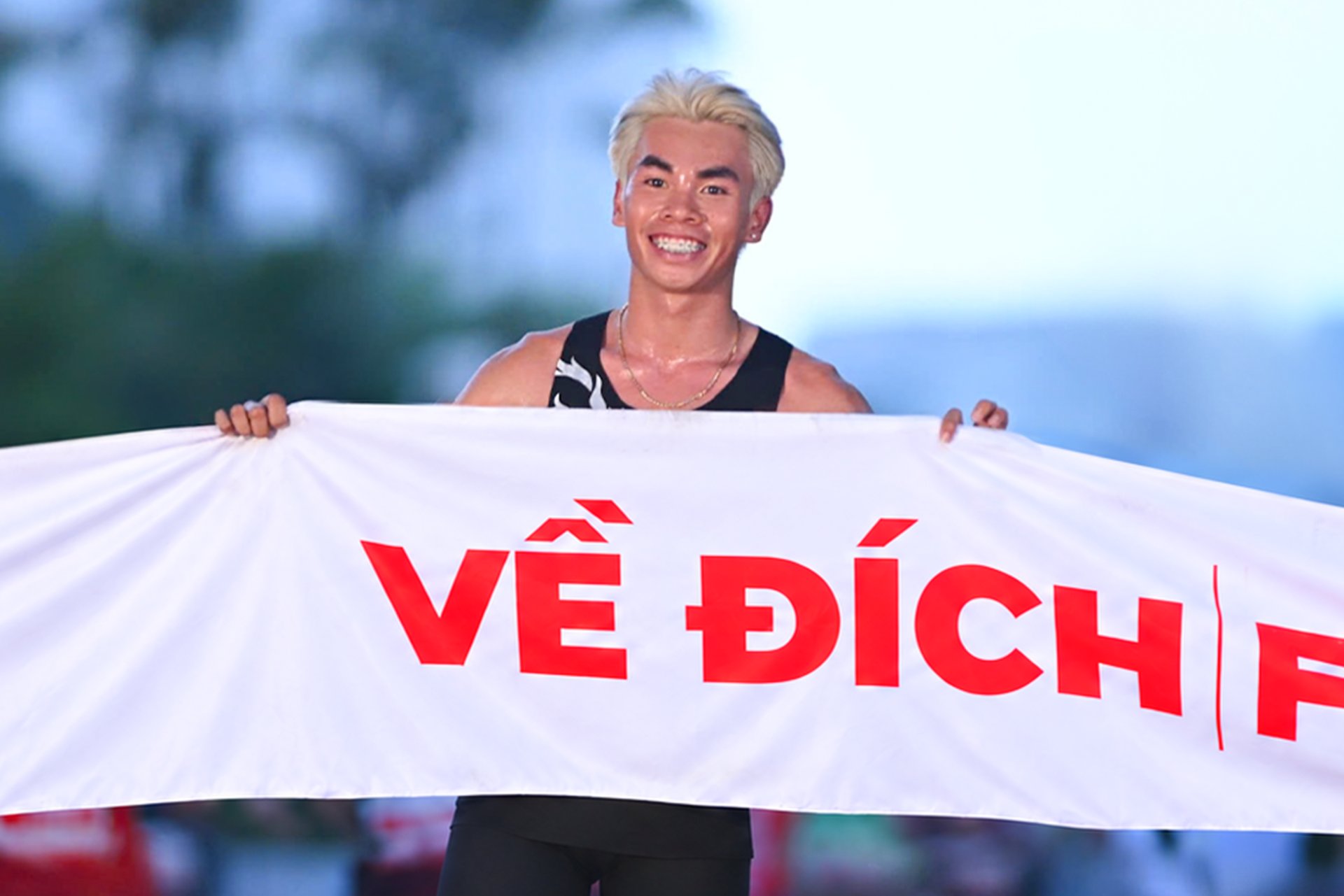 Vận động viên Huỳnh Anh Khôi xuất sắc giành hạng Nhất cự ly Marathon hạng mục nam với thành tích ấn tượng 2 giờ 29 phút 58 giây