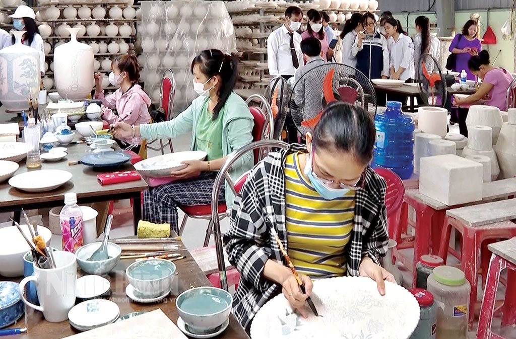 Tỉnh Ninh Bình cũng hỗ trợ phát triển sản phẩm làng nghề tham gia OCOP, lựa chọn những sản phẩm có tiềm năng trở thành quà tặng du lịch đặc trưng. Tỉnh Ninh Bình cũng hỗ trợ phát triển sản phẩm làng nghề tham gia OCOP, lựa chọn những sản phẩm có tiềm năng trở thành quà tặng du lịch đặc trưng.
