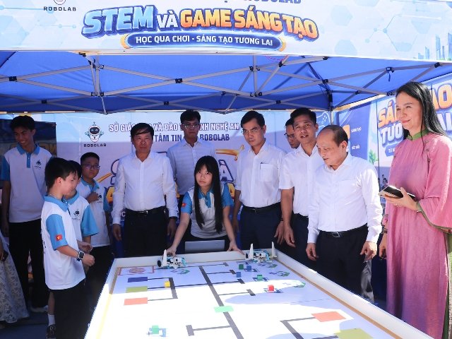 C&aacute;c đại biểu thăm quan m&ocirc; h&igrave;nh tại Lễ ph&aacute;t động.