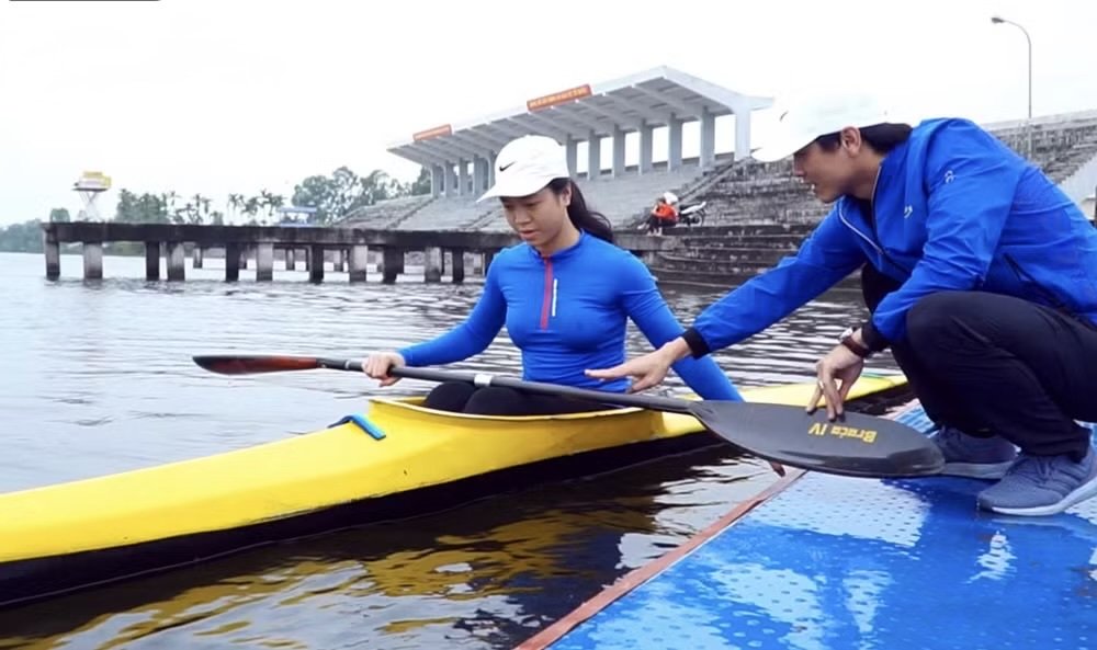 Các HLV giàu kinh nghiệm đánh giá và hướng dẫn kỹ thuật cho học sinh môn Đua thuyền (Ảnh minh họa) Các HLV giàu kinh nghiệm đánh giá và hướng dẫn kỹ thuật cho học sinh môn Đua thuyền (Ảnh minh họa)