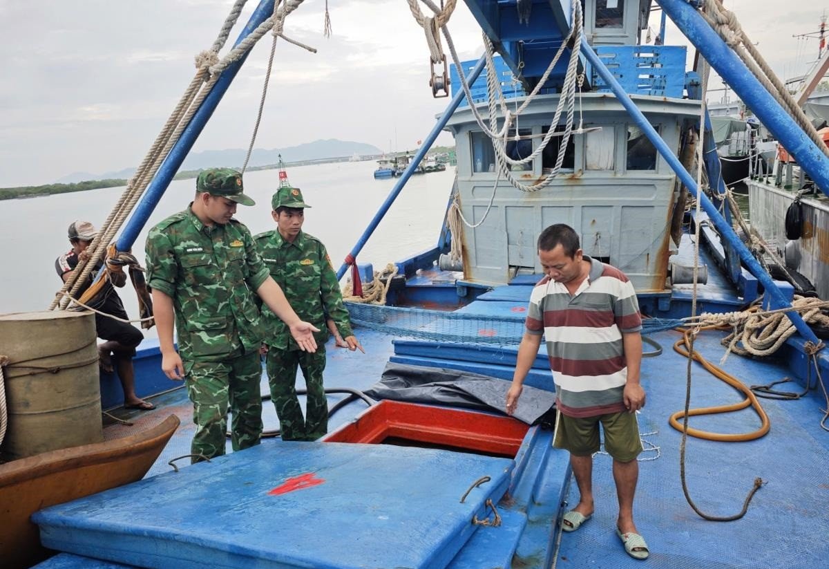 phương tiện chở khoảng 50.000 lít dầu DO không rõ nguồn gốc phương tiện chở khoảng 50.000 lít dầu DO không rõ nguồn gốc
