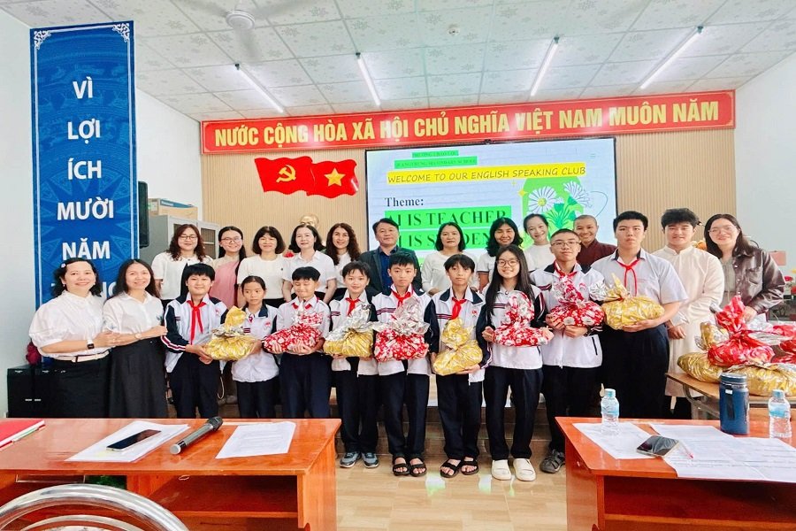 Chủ đề “AI Teacher, AI Student?”, các em được khám phá những góc nhìn thú vị về trí tuệ nhân tạo trong dạy và học, cùng suy nghĩ về cách sử dụng AI hiệu quả, sáng tạo và có trách nhiệm trong hành trình học tập. Chủ đề “AI Teacher, AI Student?”, các em được khám phá những góc nhìn thú vị về trí tuệ nhân tạo trong dạy và học, cùng suy nghĩ về cách sử dụng AI hiệu quả, sáng tạo và có trách nhiệm trong hành trình học tập.