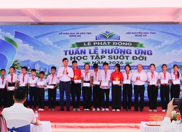 Gi&aacute;m đốc Sở Gi&aacute;o dục v&agrave; Đ&agrave;o tạo Nguyễn Văn Khoa v&agrave; Chủ tịch Hội Khuyến học tỉnh Nguyễn Thanh Hiền trao c&aacute;c suất học bổng cho c&aacute;c em học sinh c&oacute; ho&agrave;n cảnh kh&oacute; khăn tại Trường THCS Đặng Ch&aacute;nh Kỷ.