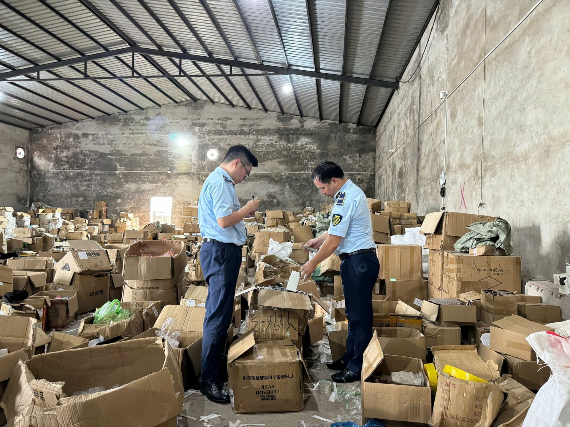 Lực lượng chức năng tăng cường kiểm tra, rà soát các cơ sở kinh doanh trên môi trường số nhằm kiểm soát vấn nạn hàng giả, hàng nhái. Lực lượng chức năng tăng cường kiểm tra, rà soát các cơ sở kinh doanh trên môi trường số nhằm kiểm soát vấn nạn hàng giả, hàng nhái.