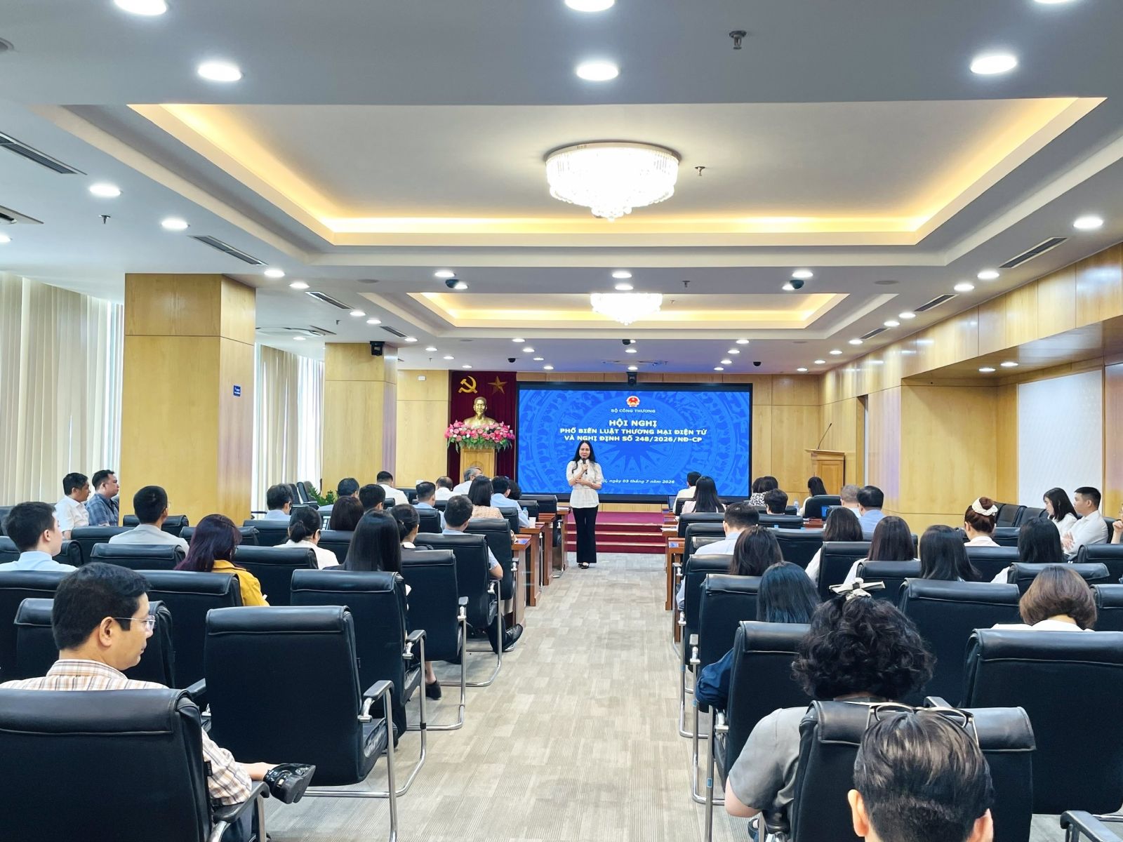 Toàn cảnh Hội nghị phổ biến Luật Thương mại điện tử số 122/2025/QH15 và Nghị định số 248/2026/NĐ-CP quy định chi tiết một số điều của Luật. Cơ chế phối hợp chặt chẽ giữa các bên tạo lập hành lang pháp lý nghiêm khắc, hướng tới môi trường kinh doanh minh bạch. Toàn cảnh Hội nghị phổ biến Luật Thương mại điện tử số 122/2025/QH15 và Nghị định số 248/2026/NĐ-CP quy định chi tiết một số điều của Luật. Cơ chế phối hợp chặt chẽ giữa các bên tạo lập hành lang pháp lý nghiêm khắc, hướng tới môi trường kinh doanh minh bạch.