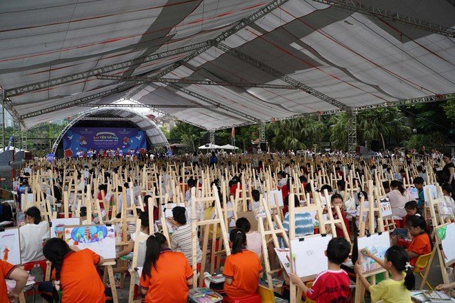 Hơn 700 thiếu nhi Việt Nam và quốc tế cùng thể hiện tình yêu Hà Nội qua ngôn ngữ hội họa tại cuộc thi “Em yêu Hà Nội - Thành phố vì hòa bình”. Hơn 700 thiếu nhi Việt Nam và quốc tế cùng thể hiện tình yêu Hà Nội qua ngôn ngữ hội họa tại cuộc thi “Em yêu Hà Nội - Thành phố vì hòa bình”.