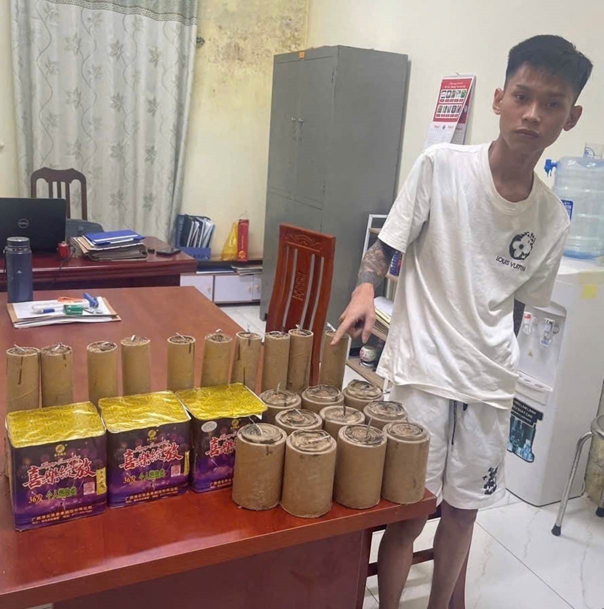 Nguyễn Việt Phương c&ugrave;ng tang vật. Ảnh: C&ocirc;ng an cung cấp