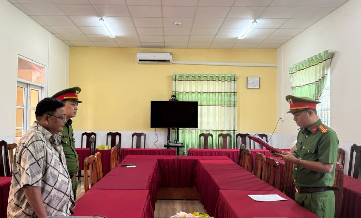 Cơ quan Cảnh sát điều tra tống đạt quyết định đối với Võ Tấn Đạt. Ảnh: Công an cung cấp Cơ quan Cảnh sát điều tra tống đạt quyết định đối với Võ Tấn Đạt. Ảnh: Công an cung cấp