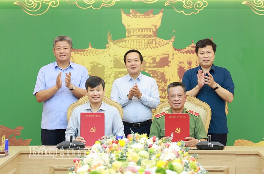 Thường trực Tỉnh ủy Hưng Yên chứng kiến bàn giao nhiệm vụ Cơ quan Thường trực Ban Chỉ đạo tỉnh giữa Văn phòng Tỉnh ủy và Công an tỉnh Hưng Yên. Thường trực Tỉnh ủy Hưng Yên chứng kiến bàn giao nhiệm vụ Cơ quan Thường trực Ban Chỉ đạo tỉnh giữa Văn phòng Tỉnh ủy và Công an tỉnh Hưng Yên.