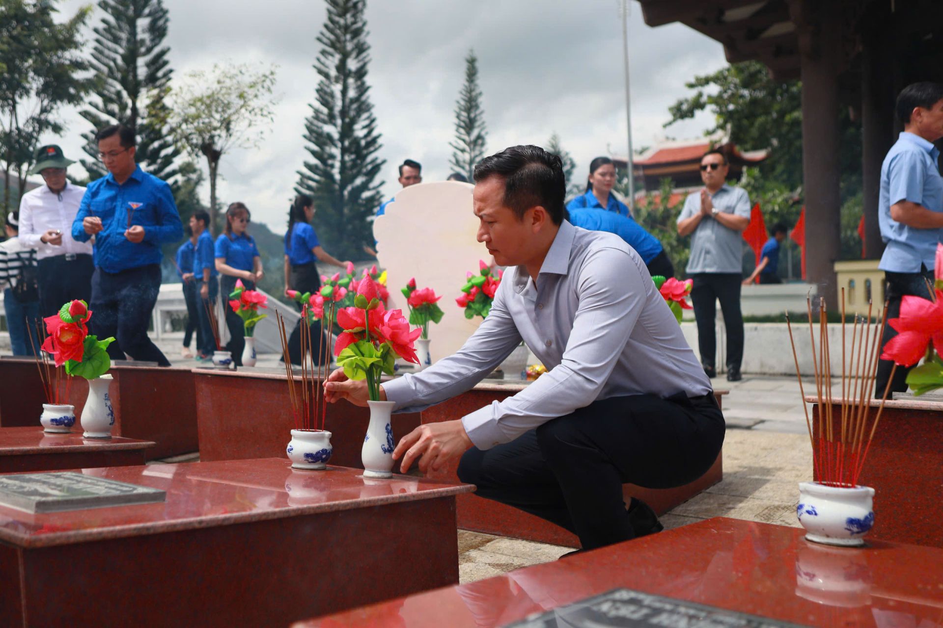 Đồng chí Phạm Minh Nghĩa - Phó Tổng Giám đốc BSR dâng hương tại Khu di tích lịch sử Chư Tan Kra Đồng chí Phạm Minh Nghĩa - Phó Tổng Giám đốc BSR dâng hương tại Khu di tích lịch sử Chư Tan Kra