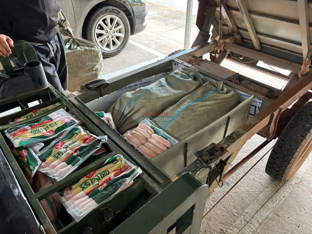 Xe điện ba bánh được các đối tượng cải tạo, tạo khoang phía dưới để cất giấu xúc xích khi vận chuyển qua biên giới. Xe điện ba bánh được các đối tượng cải tạo, tạo khoang phía dưới để cất giấu xúc xích khi vận chuyển qua biên giới.